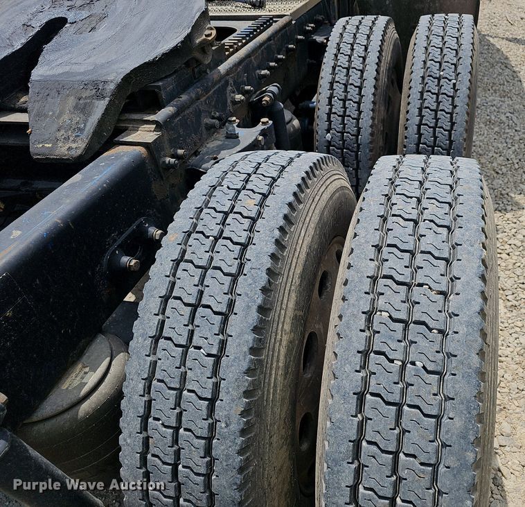 image for item EJ5600 2006 Peterbilt  387 semi truck