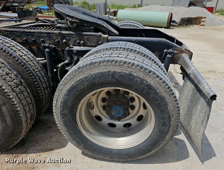 image for item EJ5600 2006 Peterbilt  387 semi truck