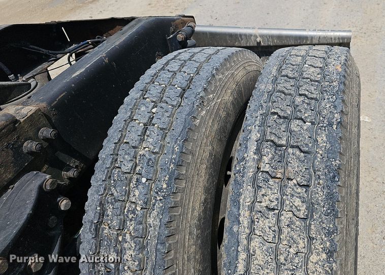 image for item EJ5600 2006 Peterbilt  387 semi truck