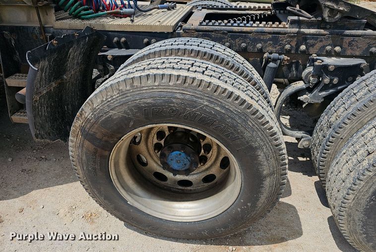 image for item EJ5600 2006 Peterbilt  387 semi truck