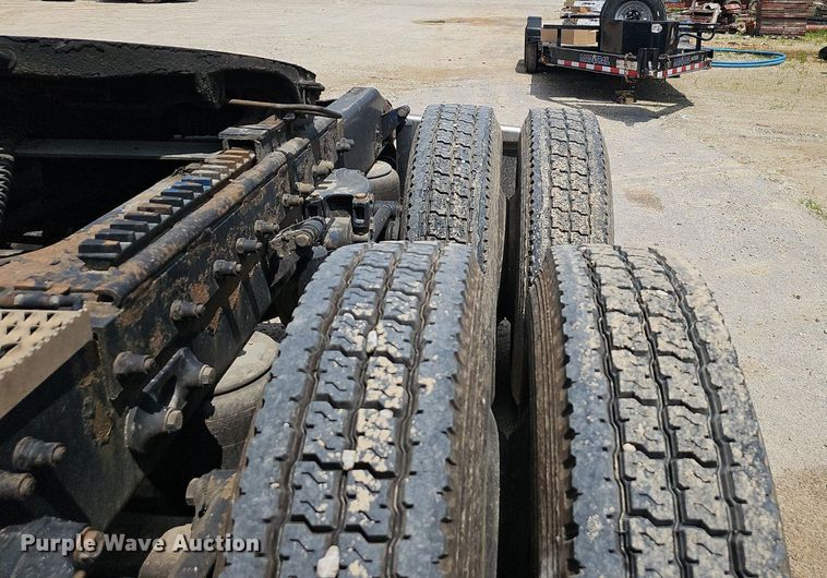 image for item EJ5600 2006 Peterbilt  387 semi truck