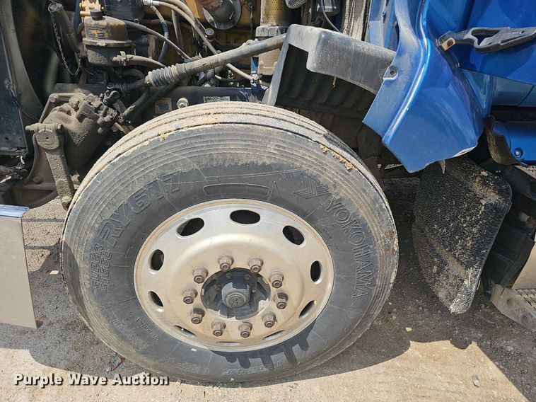 image for item EJ5600 2006 Peterbilt  387 semi truck