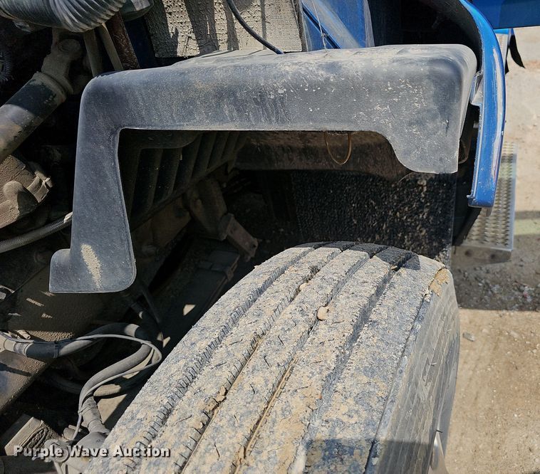 image for item EJ5600 2006 Peterbilt  387 semi truck