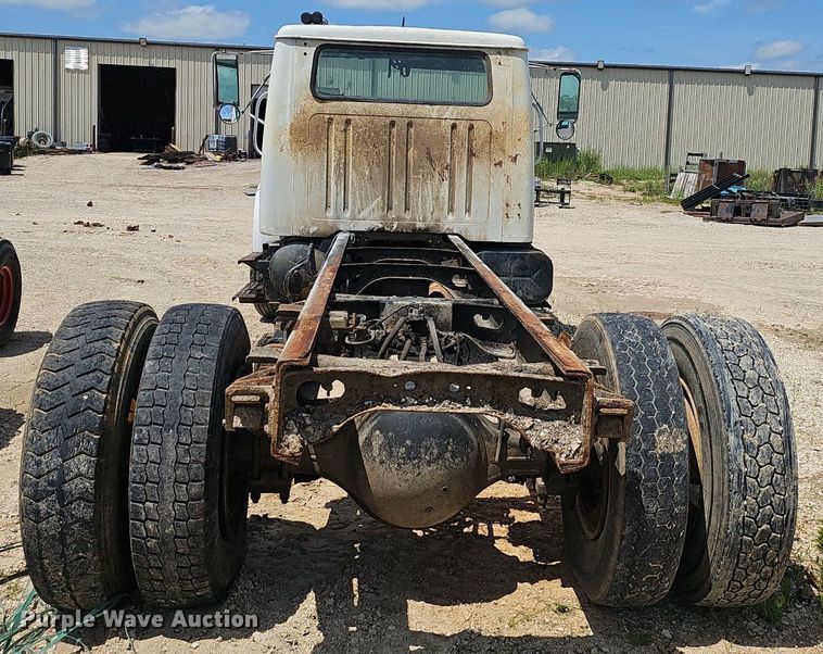 image for item EJ5603 2002 International  4700 truck cab and chassis