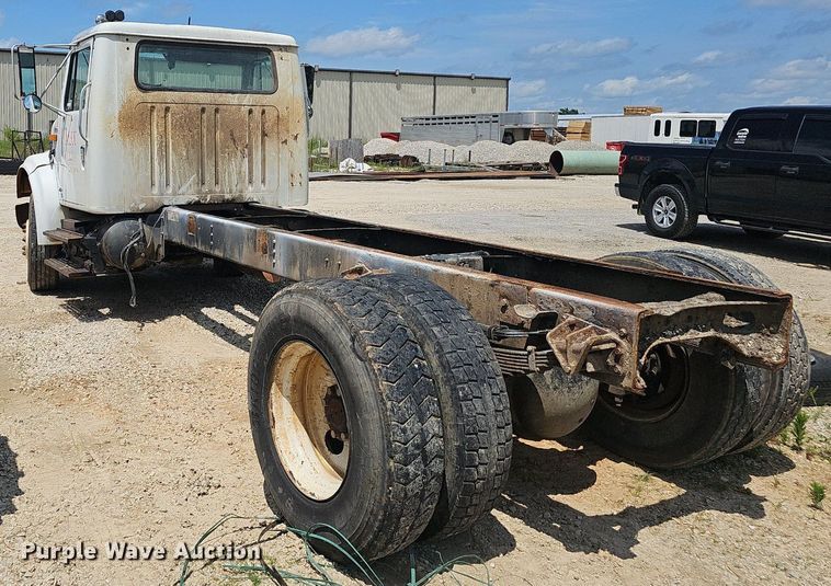 image for item EJ5603 2002 International  4700 truck cab and chassis