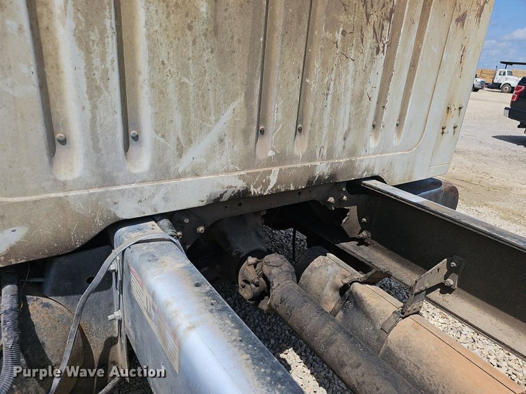 image for item EJ5603 2002 International  4700 truck cab and chassis