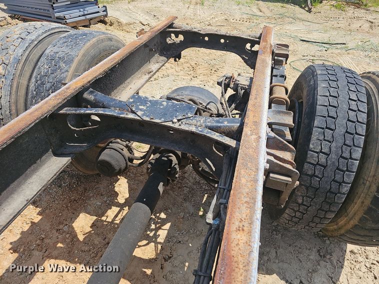 image for item EJ5603 2002 International  4700 truck cab and chassis