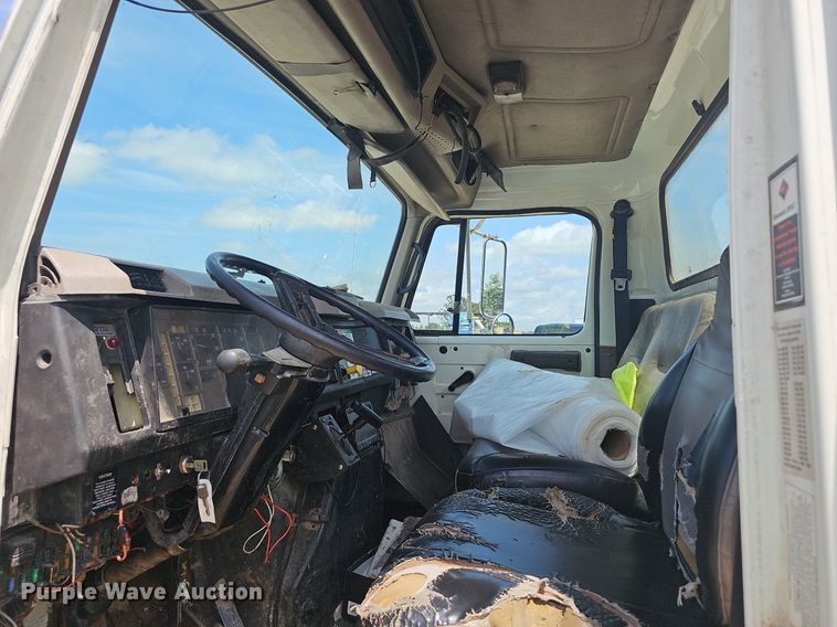 image for item EJ5603 2002 International  4700 truck cab and chassis