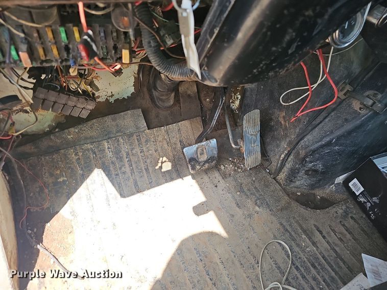 image for item EJ5603 2002 International  4700 truck cab and chassis