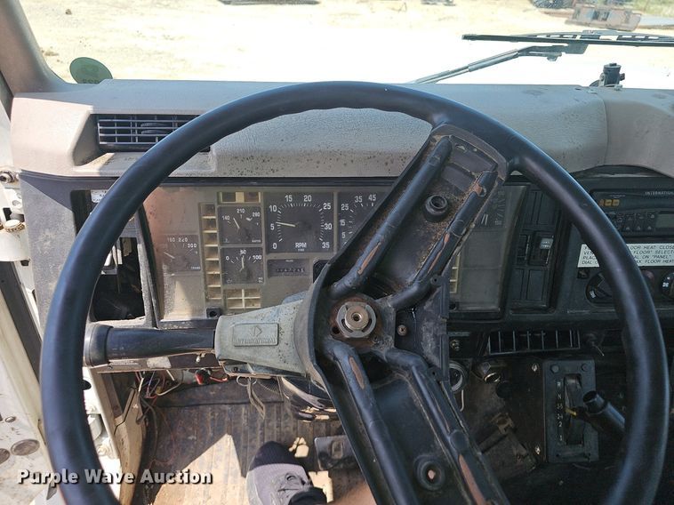 image for item EJ5603 2002 International  4700 truck cab and chassis