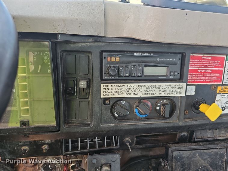 image for item EJ5603 2002 International  4700 truck cab and chassis