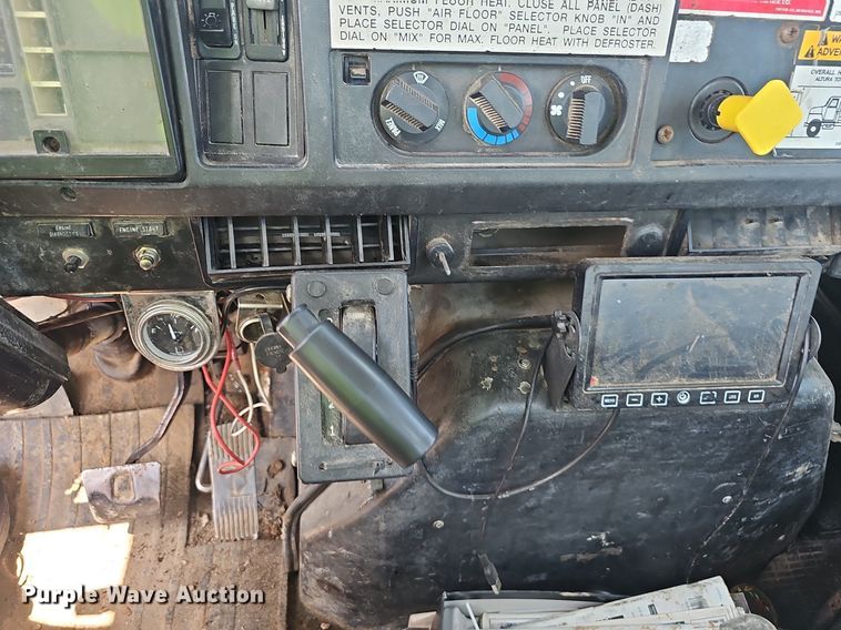 image for item EJ5603 2002 International  4700 truck cab and chassis