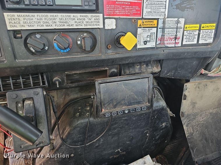 image for item EJ5603 2002 International  4700 truck cab and chassis