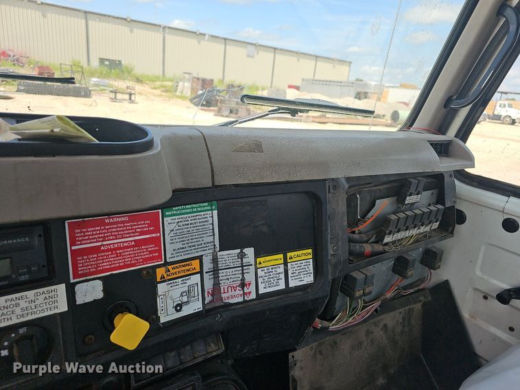 image for item EJ5603 2002 International  4700 truck cab and chassis