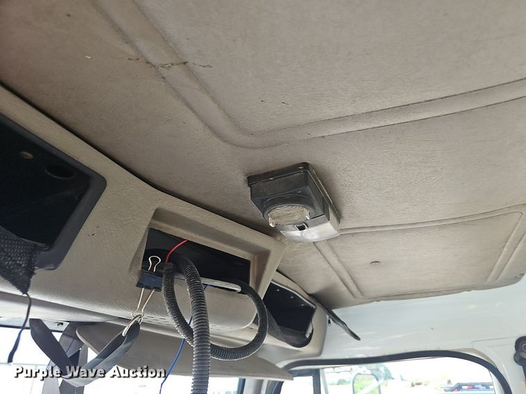 image for item EJ5603 2002 International  4700 truck cab and chassis