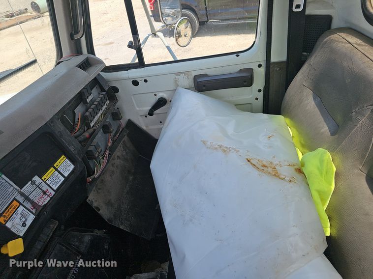 image for item EJ5603 2002 International  4700 truck cab and chassis