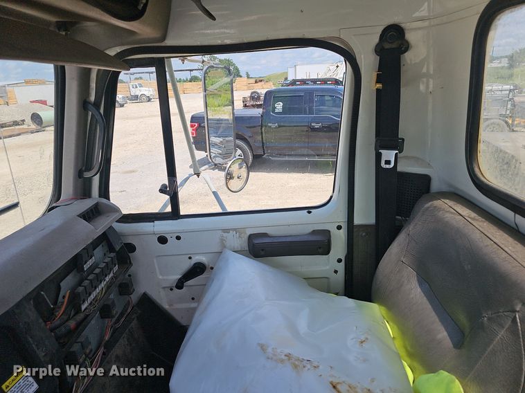 image for item EJ5603 2002 International  4700 truck cab and chassis