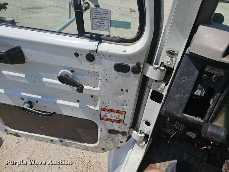 image for item EJ5603 2002 International  4700 truck cab and chassis