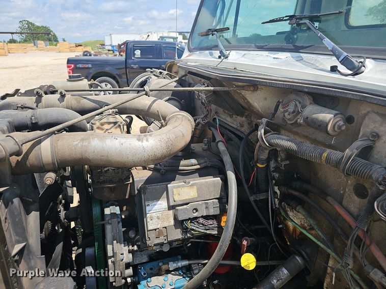 image for item EJ5603 2002 International  4700 truck cab and chassis