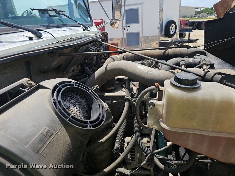 image for item EJ5603 2002 International  4700 truck cab and chassis