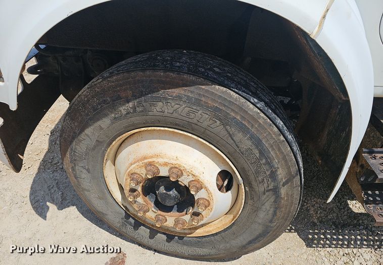 image for item EJ5603 2002 International  4700 truck cab and chassis