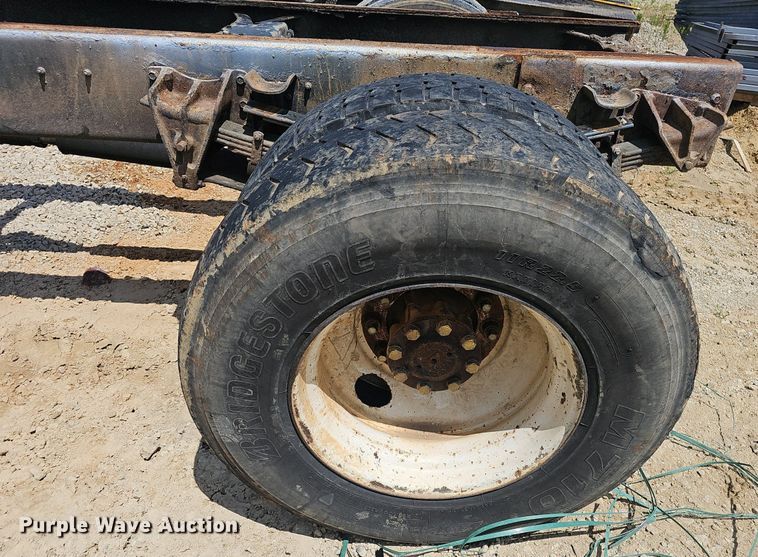 image for item EJ5603 2002 International  4700 truck cab and chassis