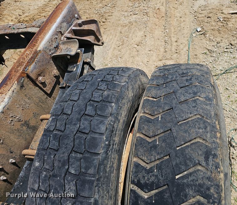 image for item EJ5603 2002 International  4700 truck cab and chassis