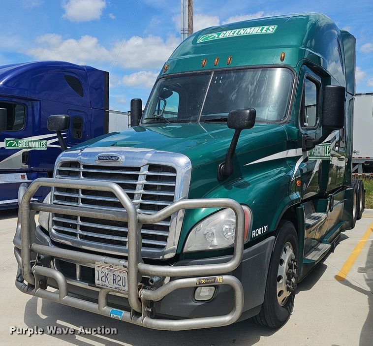 image for item EJ5635 2017 Freightliner  Cascadia 125 semi truck