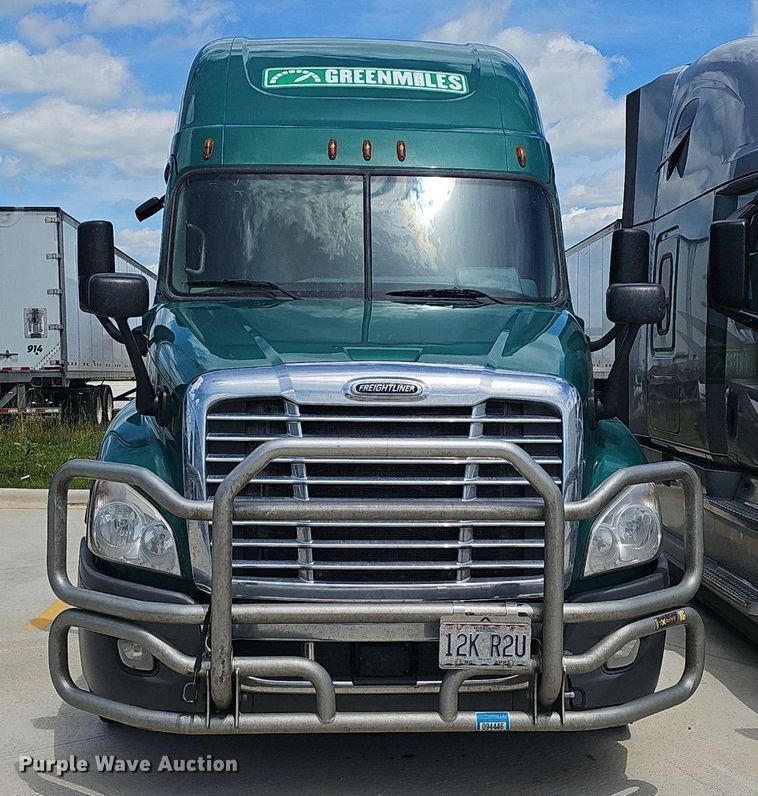 image for item EJ5635 2017 Freightliner  Cascadia 125 semi truck