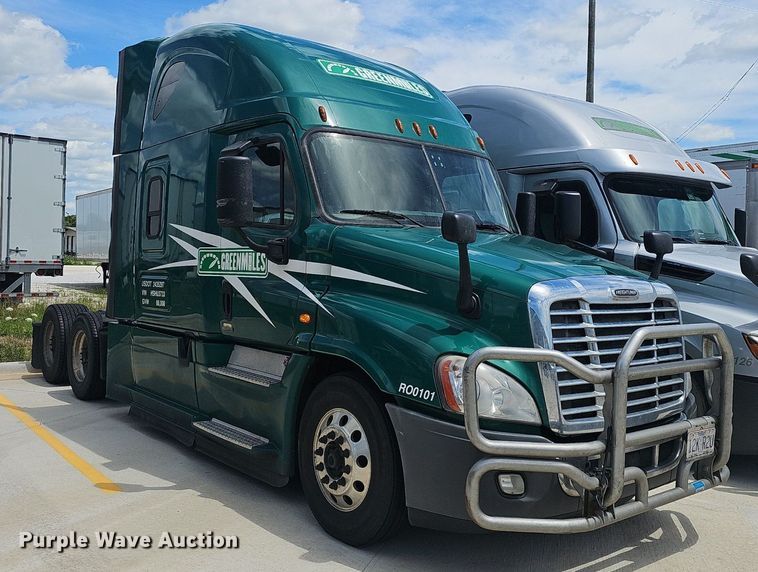 image for item EJ5635 2017 Freightliner  Cascadia 125 semi truck