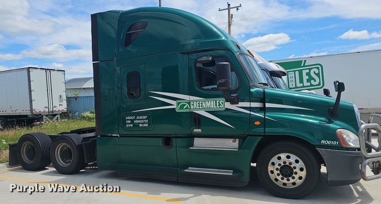 image for item EJ5635 2017 Freightliner  Cascadia 125 semi truck