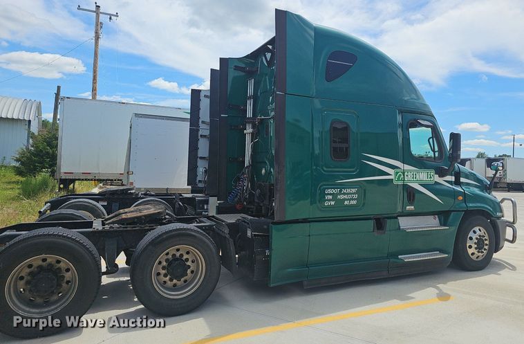 image for item EJ5635 2017 Freightliner  Cascadia 125 semi truck