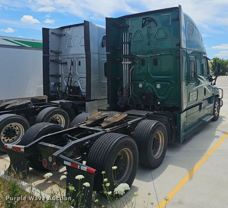 image for item EJ5635 2017 Freightliner  Cascadia 125 semi truck