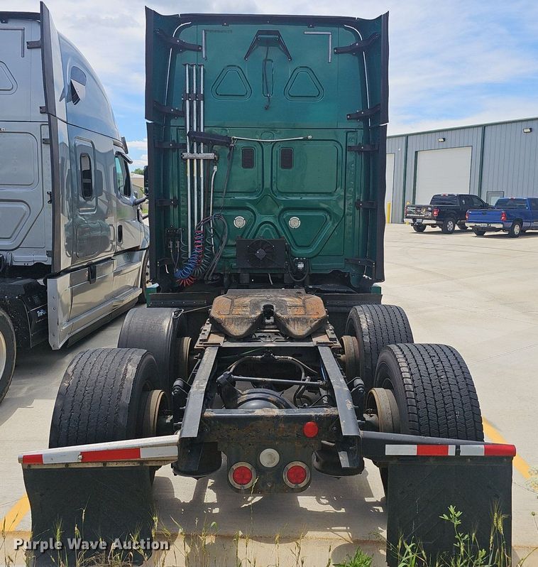 image for item EJ5635 2017 Freightliner  Cascadia 125 semi truck