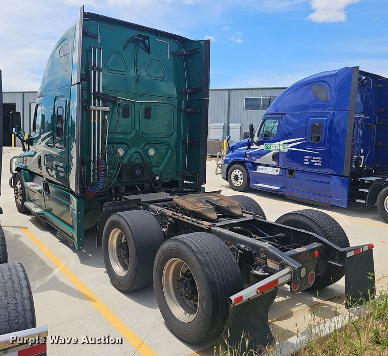 image for item EJ5635 2017 Freightliner  Cascadia 125 semi truck