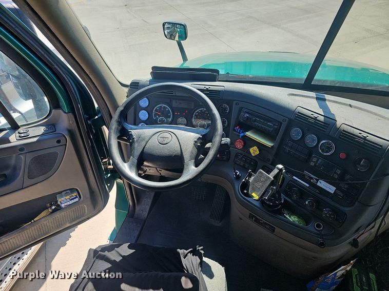 image for item EJ5635 2017 Freightliner  Cascadia 125 semi truck