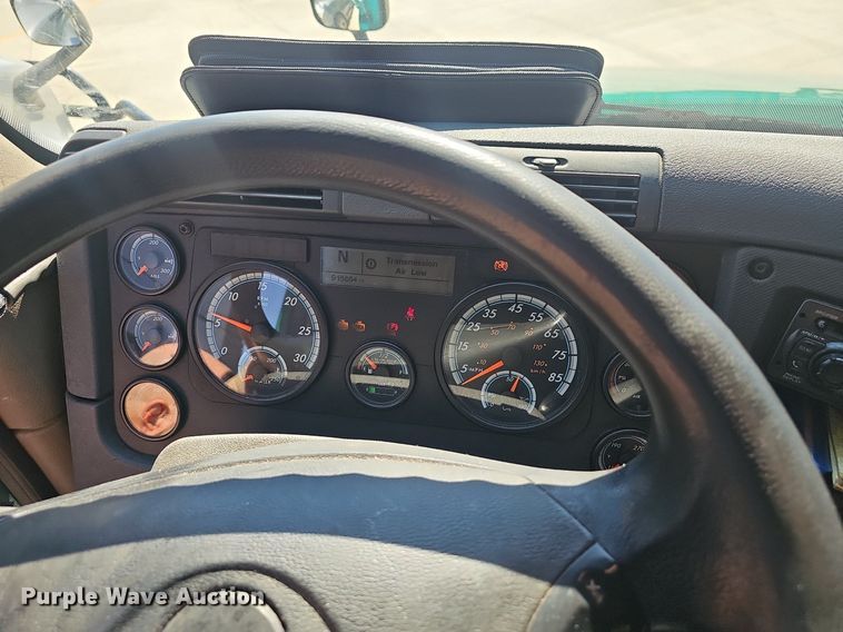 image for item EJ5635 2017 Freightliner  Cascadia 125 semi truck