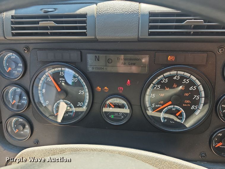 image for item EJ5635 2017 Freightliner  Cascadia 125 semi truck