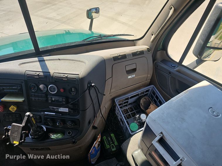 image for item EJ5635 2017 Freightliner  Cascadia 125 semi truck