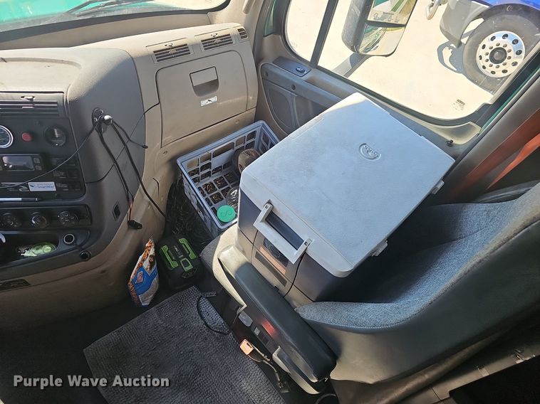 image for item EJ5635 2017 Freightliner  Cascadia 125 semi truck