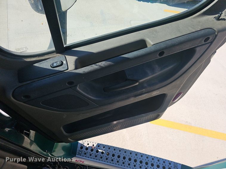 image for item EJ5635 2017 Freightliner  Cascadia 125 semi truck