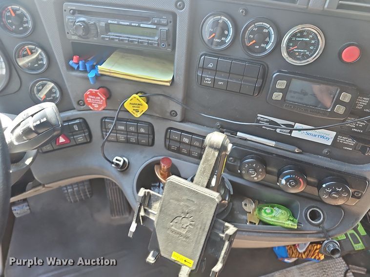 image for item EJ5635 2017 Freightliner  Cascadia 125 semi truck