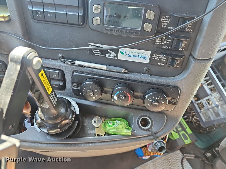 image for item EJ5635 2017 Freightliner  Cascadia 125 semi truck