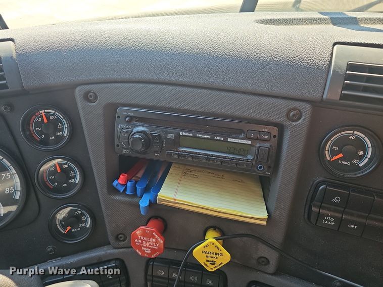 image for item EJ5635 2017 Freightliner  Cascadia 125 semi truck