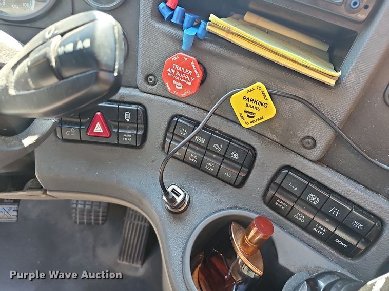 image for item EJ5635 2017 Freightliner  Cascadia 125 semi truck