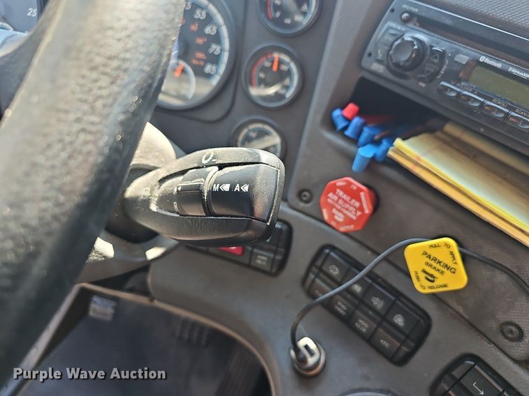 image for item EJ5635 2017 Freightliner  Cascadia 125 semi truck