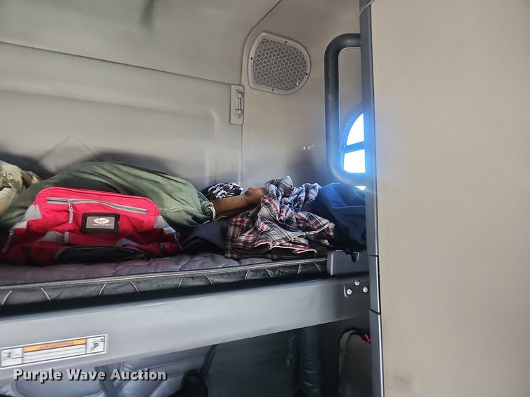 image for item EJ5635 2017 Freightliner  Cascadia 125 semi truck