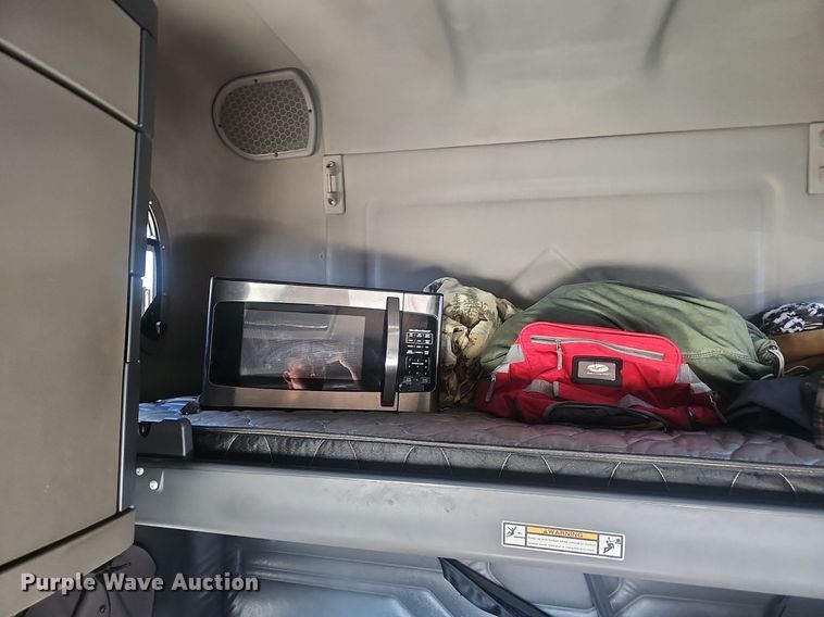 image for item EJ5635 2017 Freightliner  Cascadia 125 semi truck