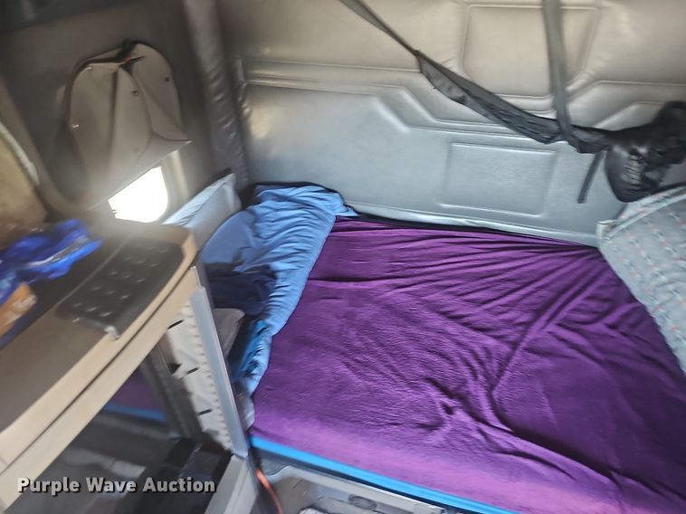 image for item EJ5635 2017 Freightliner  Cascadia 125 semi truck