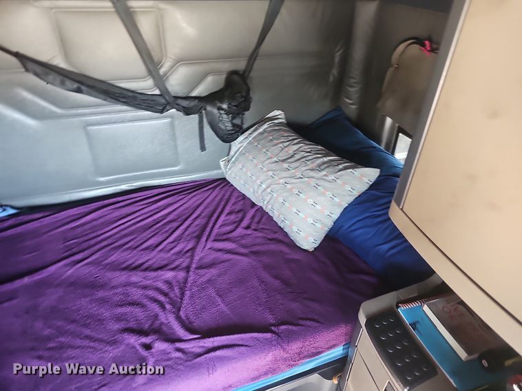 image for item EJ5635 2017 Freightliner  Cascadia 125 semi truck